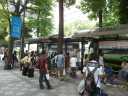 8月15日午後1時の池袋東口の長距離バス乗り場（新潟行きのバスは3台が発車）